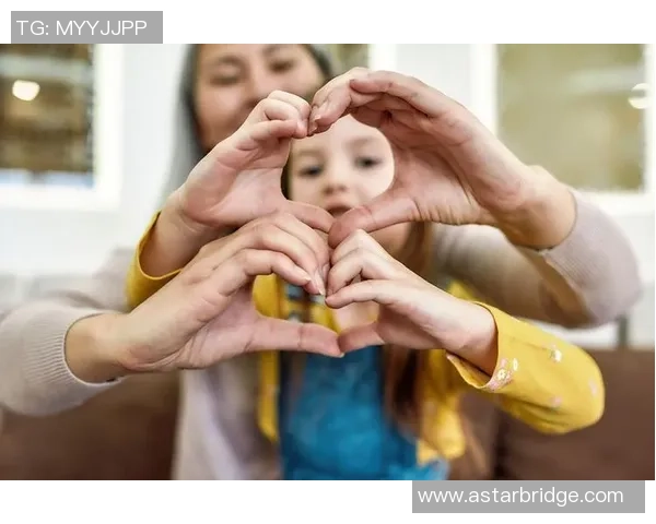 足球明星双手比心传递爱意与激情的瞬间 足球明星双手比心传递爱意与激情的瞬间