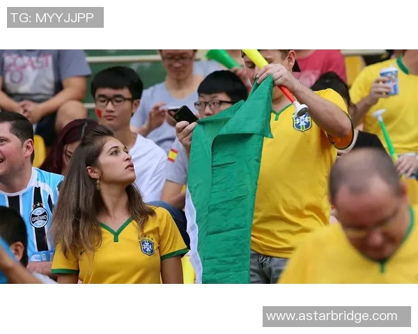 美女与足球明星浪漫接吻瞬间视频引发热议与关注 美女与足球明星浪漫接吻瞬间视频引发热议与关注